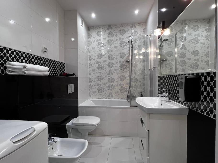 Europa22 "Apartament Delux" Z Wanna - Centrum Miasta Z Widokiem Na Staw Tomaszow Mazowiecki Luaran gambar